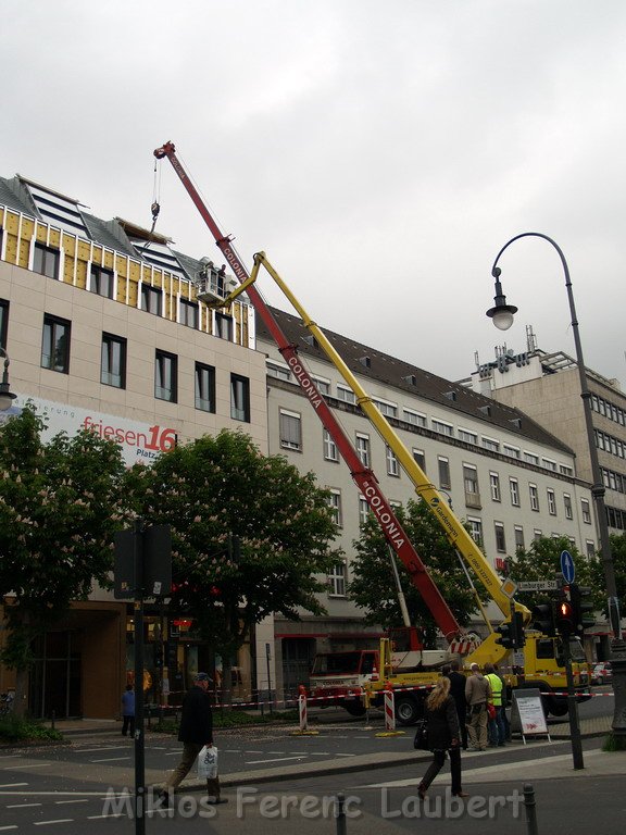 800 kg Fensterrahmen drohte auf Strasse zu rutschen Koeln Friesenplatz P36.JPG